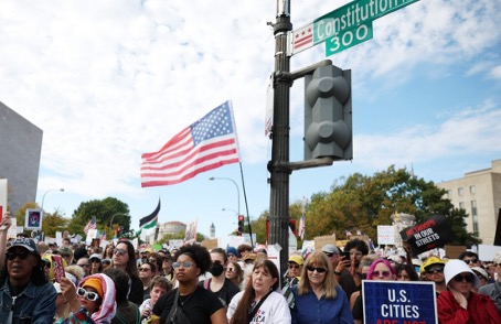 Demokrasi bilime bağlıdır, bu yüzden bilim insanlarının demokrasi için ortaya çıkması gerekir.