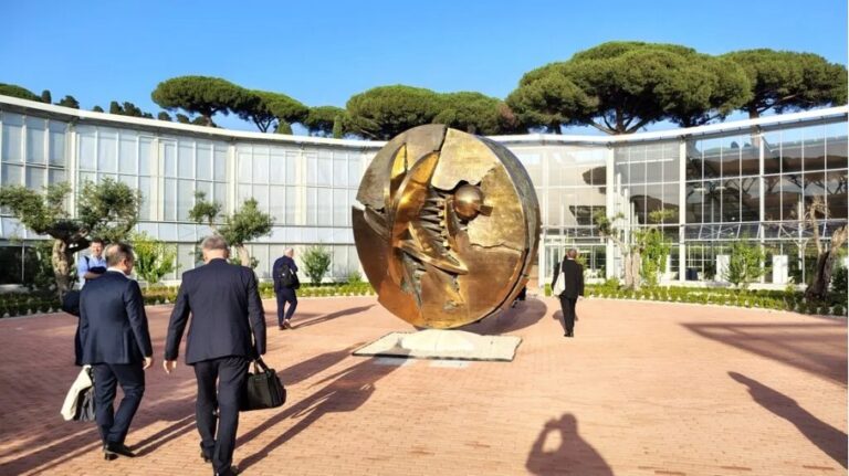 Roma’da Nobel ödüllü bilim insanları Yapay Zeka ve nükleer silahların silahsızlandırılması çağrısında bulundu.