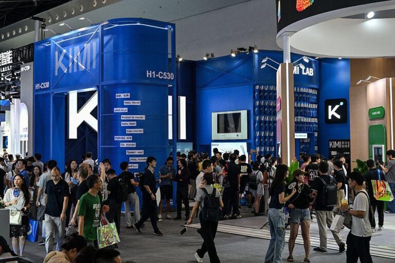 Çin’in Açık Ağırlıklı YZ’sı, Wall Street’deki Yükselişinin Ardındaki Kurguyu Ortaya Koyuyor